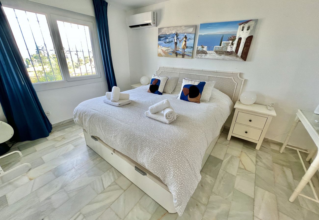 House in Mijas Costa - (REF 25) Villa con vistas al mar y Cabopino Golf 