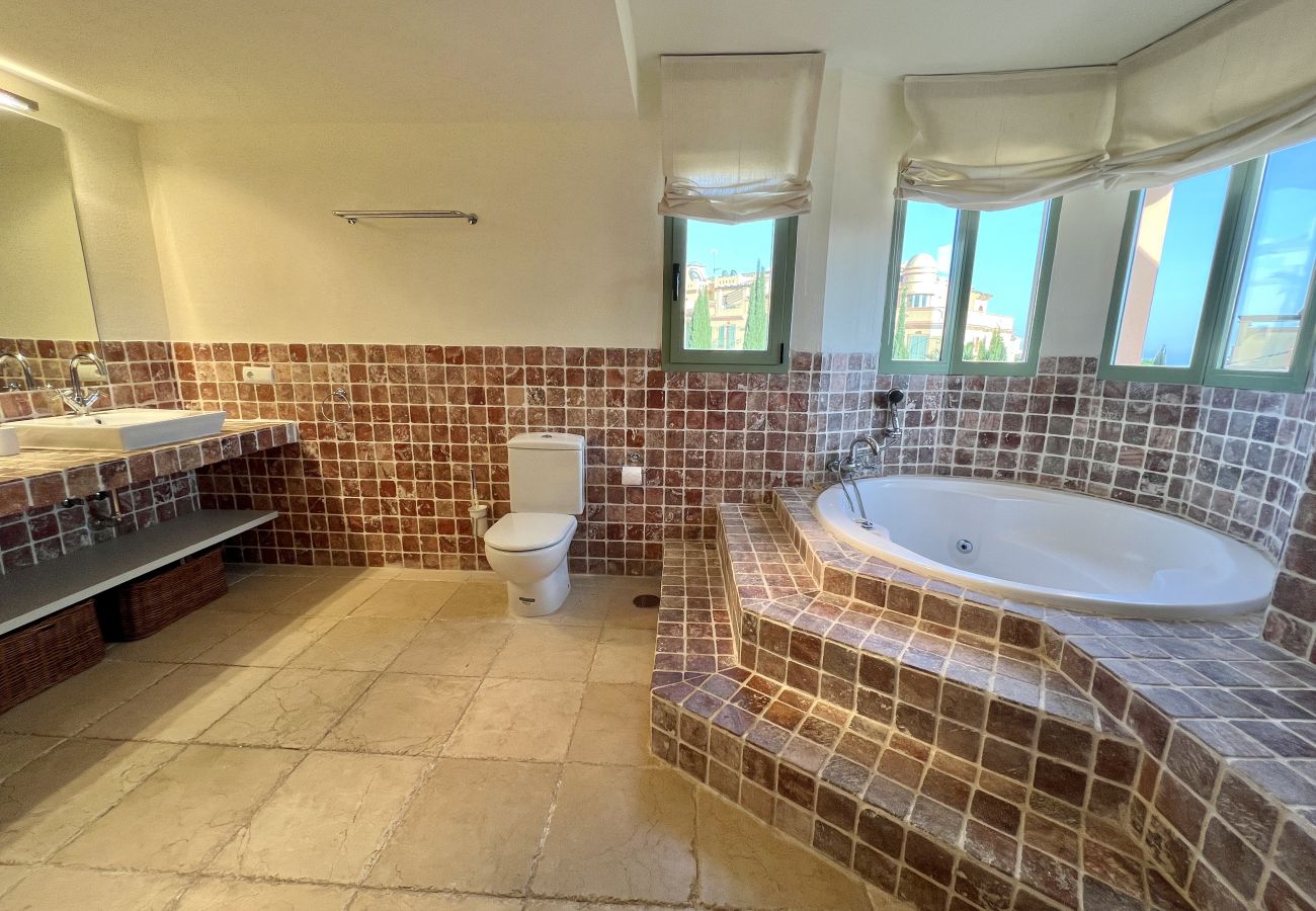 Apartment in Benahavís - 17-Large apartment in Benahavis with sea and valley views