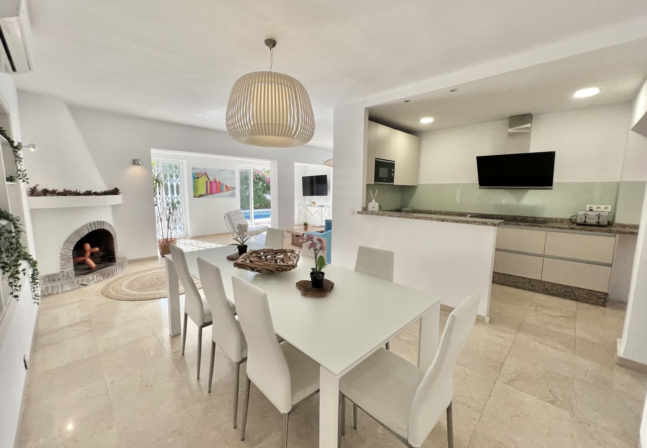 Villa in Estepona - 58 -Villa 9p , private swimming pool, close to the sea